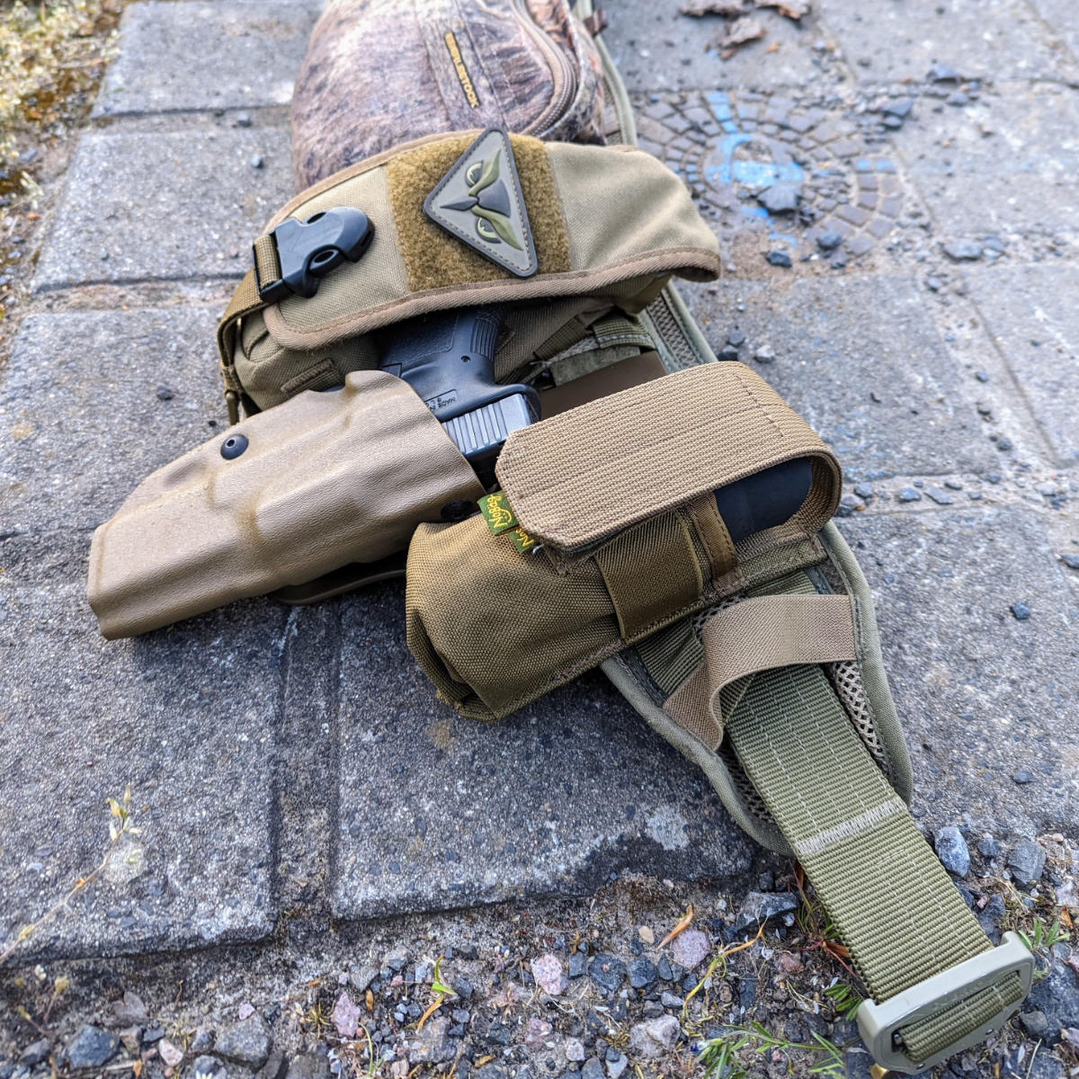 Pirschgürtel von Jagawams rechte Seite mit Monokulartasche, Safariland-Holster, Sammeltasche und Tasche für Vorsatzgerät