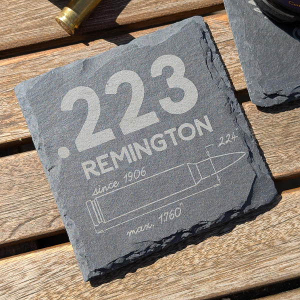 Geschenkidee für Jäger: Getränkeuntersetzer mit Kaliber 223 Remington-Motiv mit Patronenskizze von Jagawams
