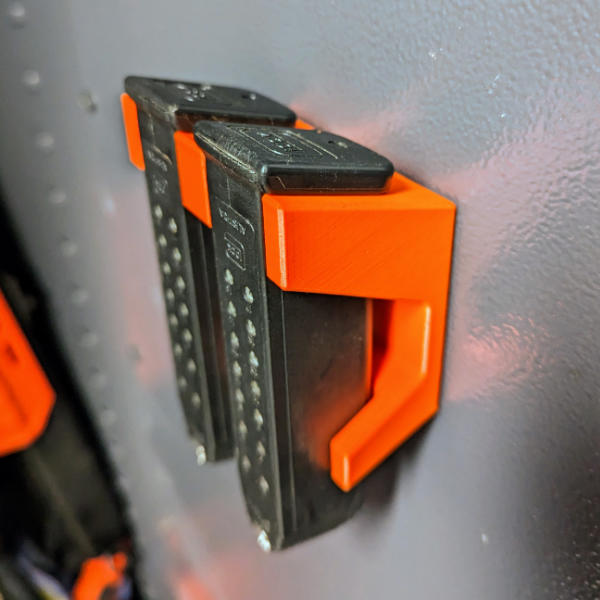 Magnetischer Magazinhalter für den Waffenschrank - hier für zweireihige Glock Magazine