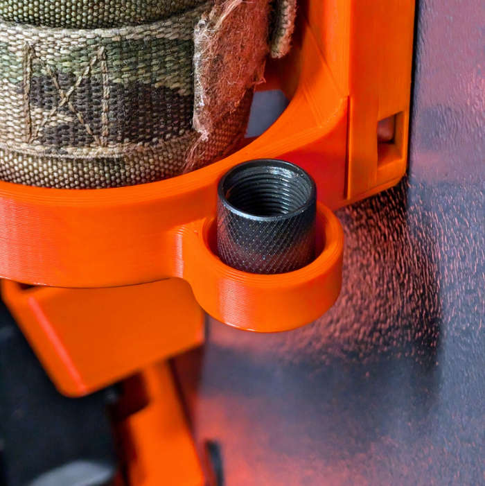 Magnetischer Schalldämpferhalter in verschiedenen Durchmessern und Farben. Optional kann der Schalldämpferhalter auch die Mündungsgewindehülse aufnehmen - hier im Detail.