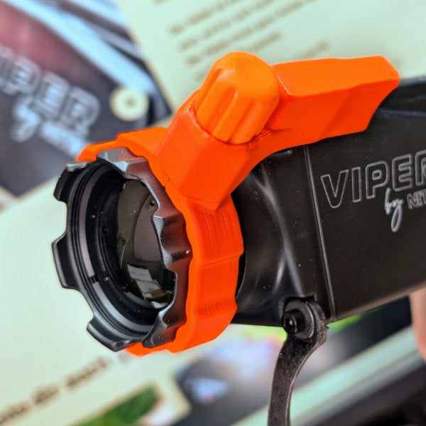 Jagawams Fokus-Schnellverstellhebel für Nitehog Viper 35 Gen1 Wärmebildvorsatzgerät. Werkzeuglos zu montieren, robust und ultraleicht.