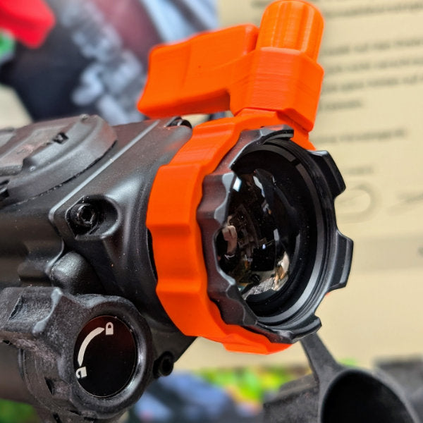 Jagawams Fokus-Schnellverstellhebel für Nitehog Viper 35 Gen1 Wärmebildvorsatzgerät. Werkzeuglos zu montieren, robust und ultraleicht.