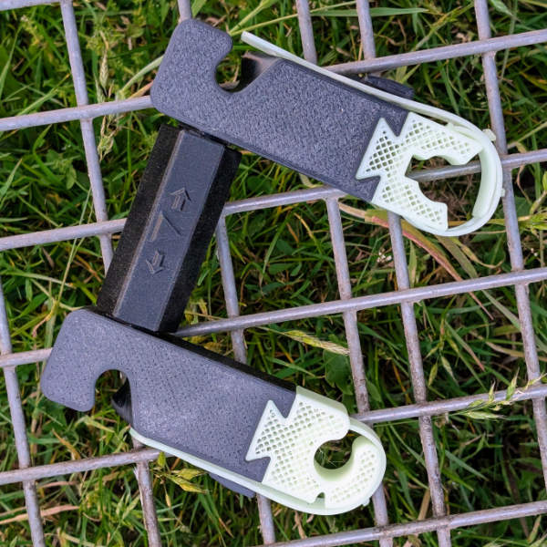 Krabbe Pro Gewehrhalter: werkzeuglose Montage für den sicheren Transport von Büchse und Flinte im Auto. Hier mit nachtleuchtenden Haltemodulen.