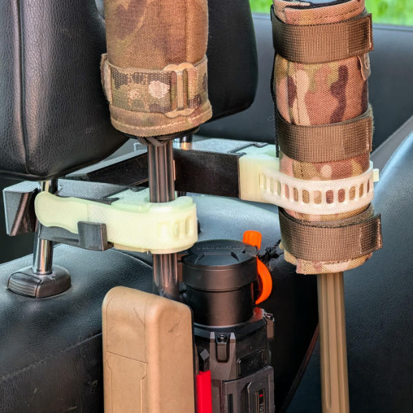 Krabbe Pro Gewehrhalter: werkzeuglose Montage für den sicheren Transport von Büchse und Flinte im Auto.
