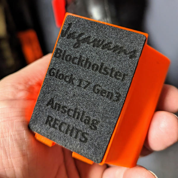 Jagawams Blockholster - ein kompakter, magnetischer Halter für Glockpistolen zur Befestigung an der Schrankinnenseite des Waffenschrankes. Zubehör für den Waffenschrank und Ordnung im Waffenschrank.