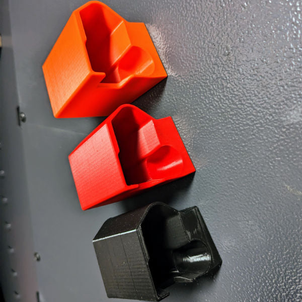 Jagawams Blockholster - ein kompakter, magnetischer Halter für Glockpistolen zur Befestigung an der Schrankinnenseite des Waffenschrankes. Zubehör für den Waffenschrank und Ordnung im Waffenschrank.