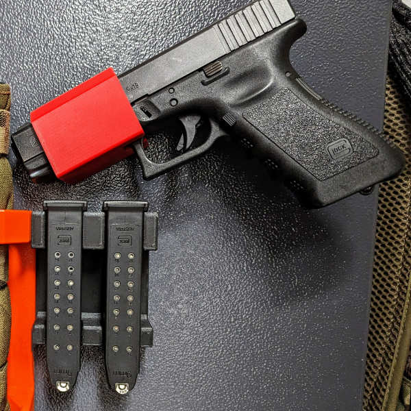 Jagawams Blockholster - ein kompakter, magnetischer Halter für Glockpistolen zur Befestigung an der Schrankinnenseite des Waffenschrankes. Zubehör für den Waffenschrank und Ordnung im Waffenschrank.