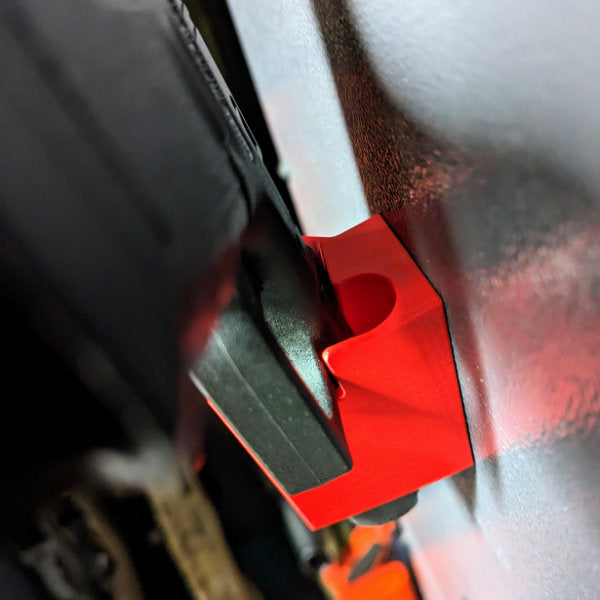 Jagawams Blockholster - ein kompakter, magnetischer Halter für Glockpistolen zur Befestigung an der Schrankinnenseite des Waffenschrankes. Zubehör für den Waffenschrank und Ordnung im Waffenschrank.