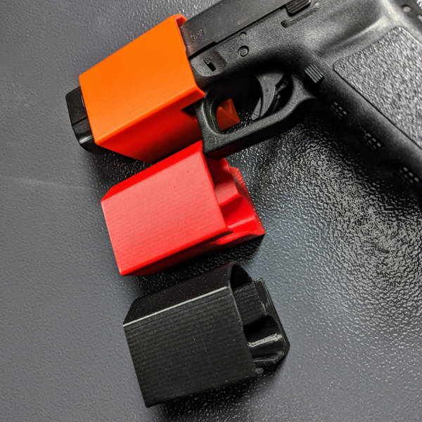 Jagawams Blockholster - ein kompakter, magnetischer Halter für Glockpistolen zur Befestigung an der Schrankinnenseite des Waffenschrankes. Zubehör für den Waffenschrank und Ordnung im Waffenschrank.