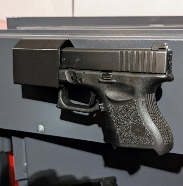 Jagawams Blockholster - ein kompakter, magnetischer Halter für Glockpistolen zur Befestigung an der Schrankinnenseite des Waffenschrankes. Zubehör für den Waffenschrank und Ordnung im Waffenschrank.