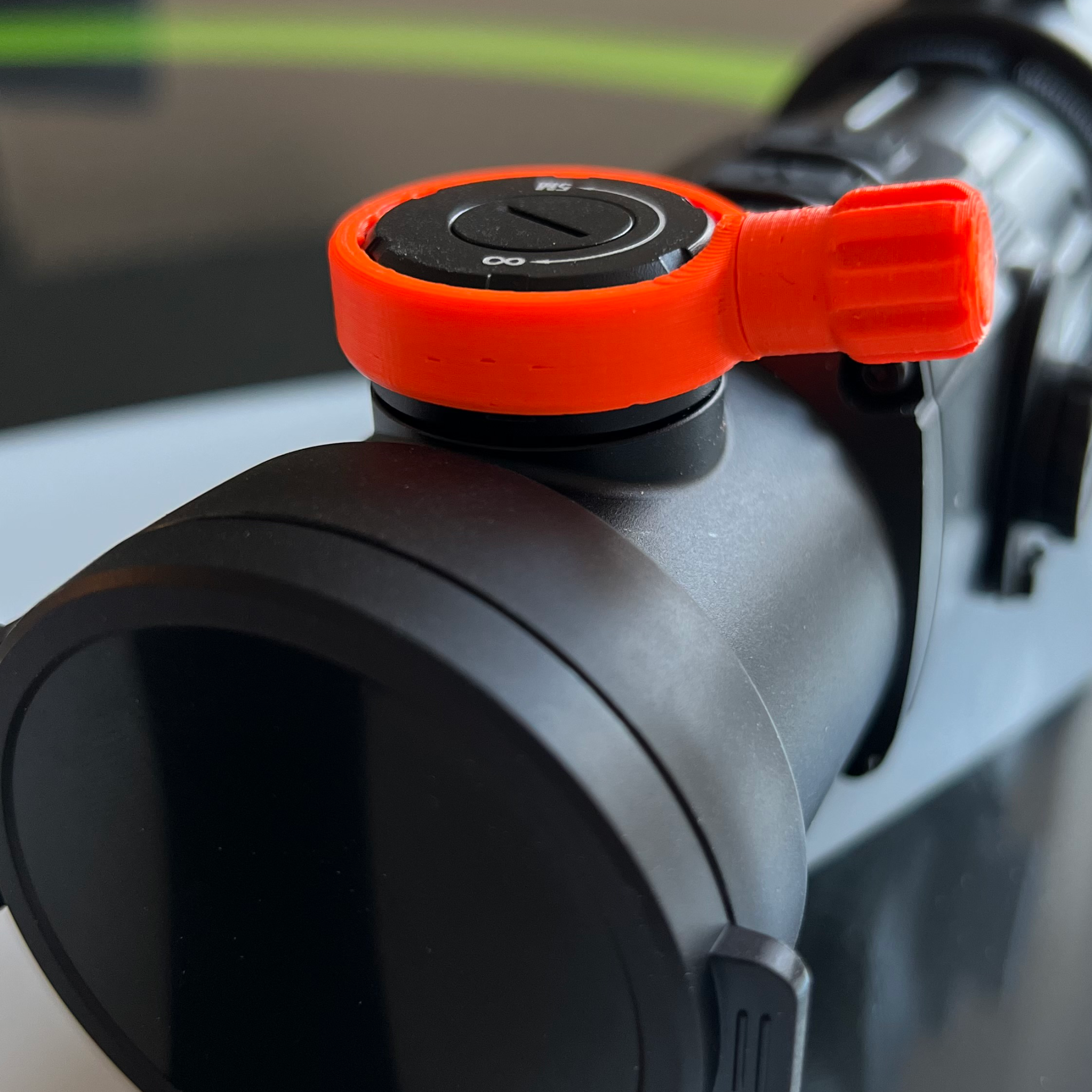 Zubehör für Vorsatzgeräte: Schnellverstellhebel für den Fokus der Wärmebildvorsatzgeräte Infiray Xeye CH50 und baugleiche Geräte - Signalorange.