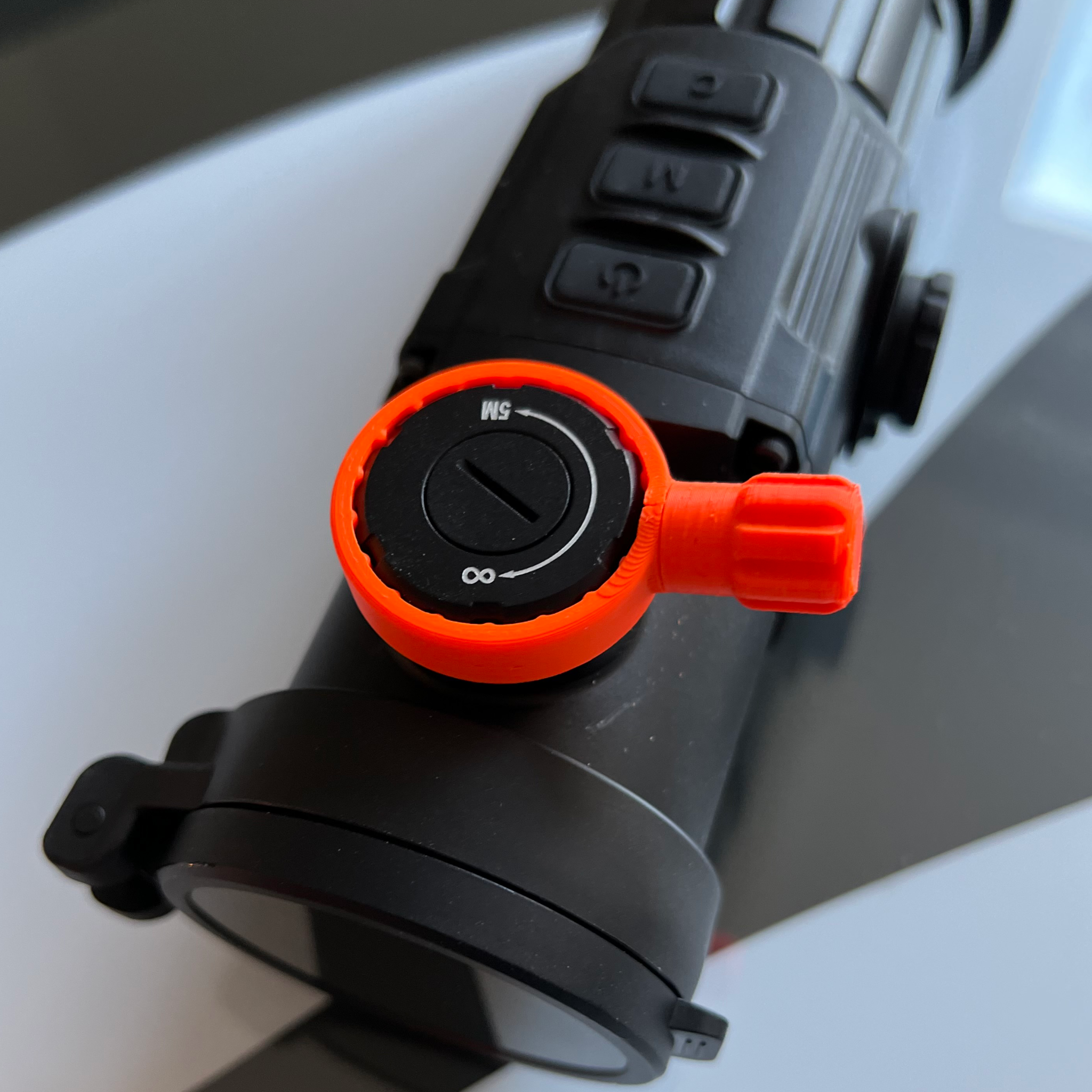 Zubehör für Vorsatzgeräte: Schnellverstellhebel für den Fokus der Wärmebildvorsatzgeräte Infiray Xeye CH50 und baugleiche Geräte - Signalorange.