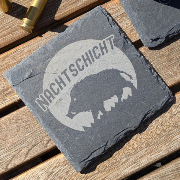 Geschenkidee für Jäger: Getränkeuntersetzer mit jagdlichem, gelasertem Nachtschicht-bei-Schweinesonne-Motiv von Jagawams