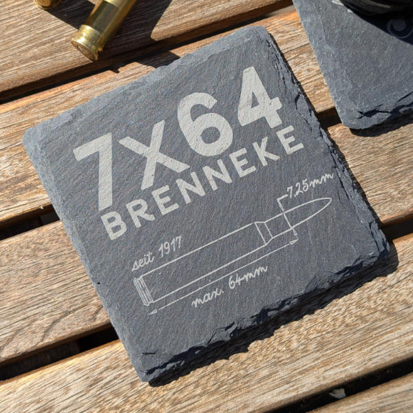 Geschenkidee für Jäger: Getränkeuntersetzer mit Kaliber 7x64 Brennecke-Motiv mit Patronenskizze von Jagawams