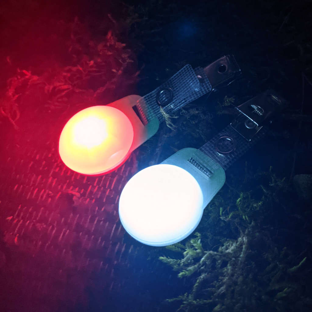 Hänsel & Gretel: LED Orientierungslichter für die Jagd. Die Blinklichter helfen beim Finden und Bergen von Wild. Sie dienen zur Markierung z.B. von der Schussposition, dem Anschuss, einer Schweissfährte und der Beute.