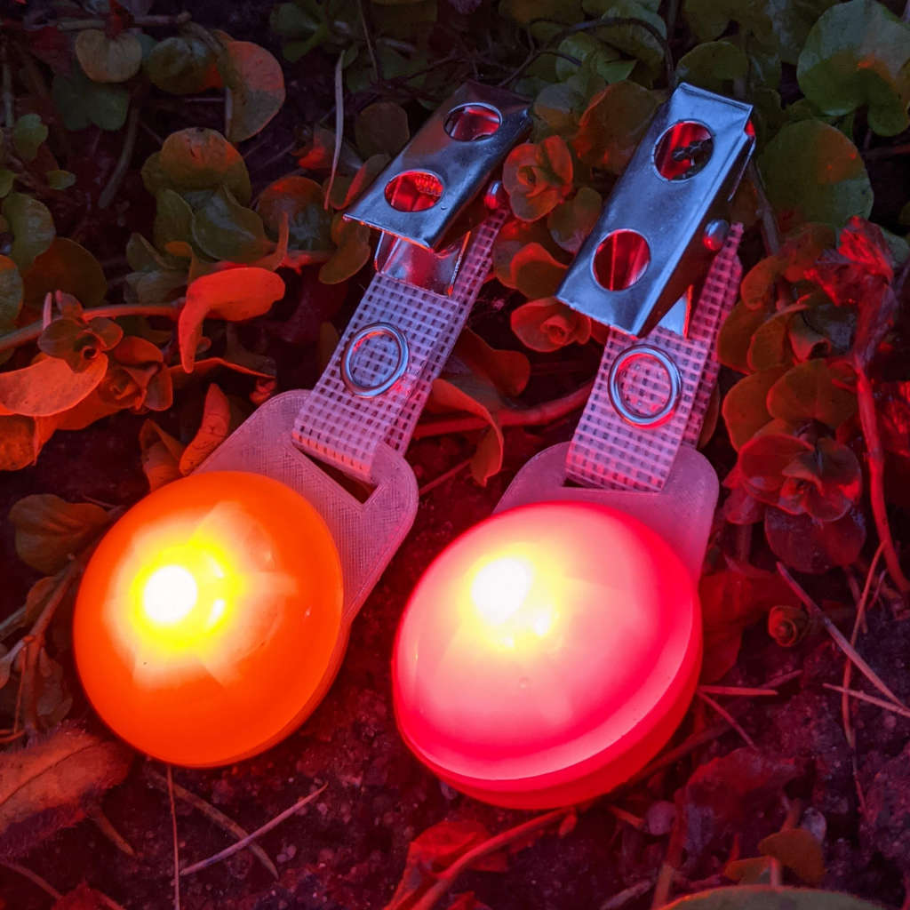 Hänsel & Gretel: LED Orientierungslichter für die Jagd. Die Blinklichter helfen beim Finden und Bergen von Wild. Sie dienen zur Markierung z.B. von der Schussposition, dem Anschuss, einer Schweissfährte und der Beute.