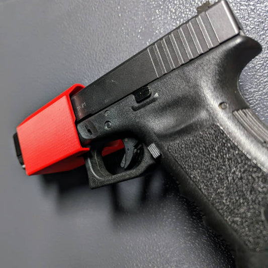 Jagawams Blockholster - ein kompakter, magnetischer Halter für Glockpistolen zur Befestigung an der Schrankinnenseite des Waffenschrankes. Zubehör für den Waffenschrank und Ordnung im Waffenschrank.