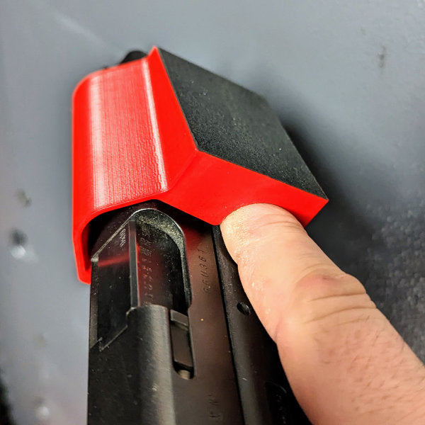 Jagawams Blockholster - ein kompakter, magnetischer Halter für Glockpistolen zur Befestigung an der Schrankinnenseite des Waffenschrankes. Zubehör für den Waffenschrank und Ordnung im Waffenschrank.